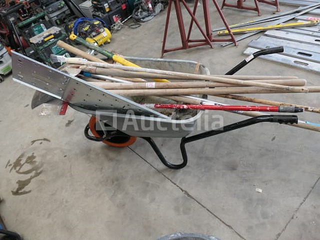 Kruiwagen en de inhoud van het gereedschap - afbeelding 4 van  7