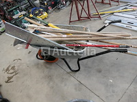 Kruiwagen en de inhoud van het gereedschap - afbeelding 4 van  7