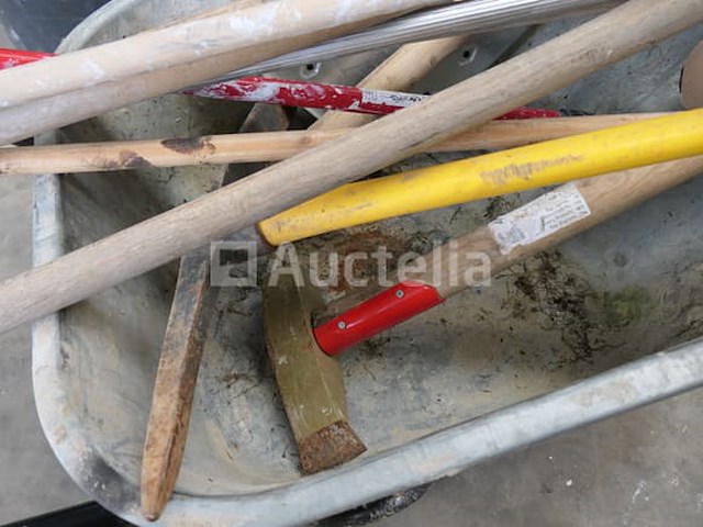 Kruiwagen en de inhoud van het gereedschap - afbeelding 5 van  7