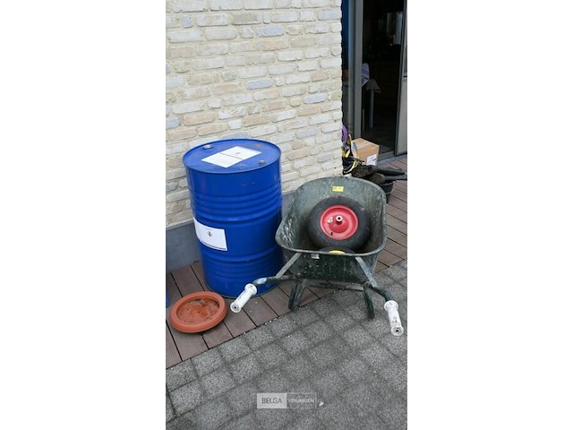 Kruiwagen ford en metalen vat - afbeelding 1 van  4