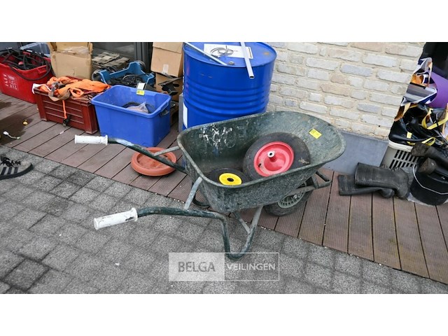 Kruiwagen ford en metalen vat - afbeelding 2 van  4