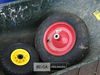 Kruiwagen ford en metalen vat - afbeelding 3 van  4