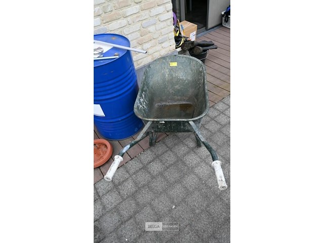 Kruiwagen ford en metalen vat - afbeelding 4 van  4