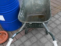 Kruiwagen ford en metalen vat - afbeelding 4 van  4