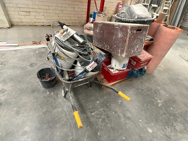 Kruiwagen met bouwmateriaal – emmers, hilti-koffers en isolatierol - afbeelding 1 van  3