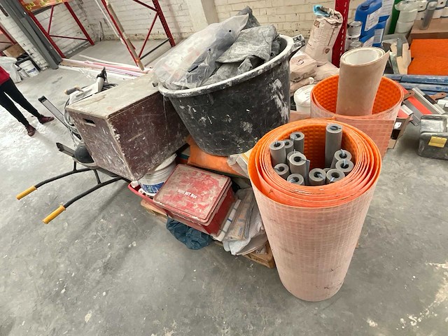 Kruiwagen met bouwmateriaal – emmers, hilti-koffers en isolatierol - afbeelding 2 van  3