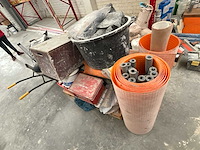 Kruiwagen met bouwmateriaal – emmers, hilti-koffers en isolatierol - afbeelding 2 van  3