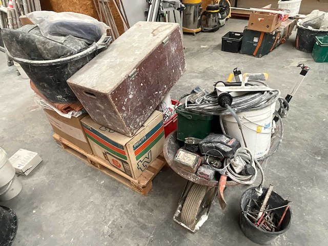 Kruiwagen met bouwmateriaal – emmers, hilti-koffers en isolatierol - afbeelding 3 van  3