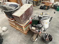Kruiwagen met bouwmateriaal – emmers, hilti-koffers en isolatierol - afbeelding 3 van  3