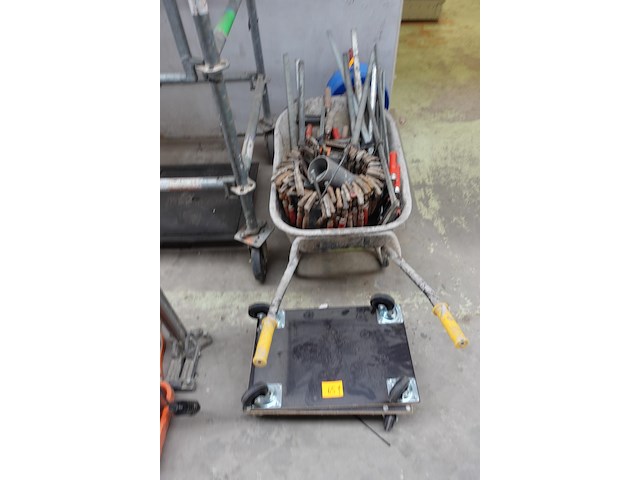 Kruiwagen met inhoud + 2x kar - afbeelding 1 van  3