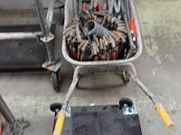 Kruiwagen met inhoud + 2x kar - afbeelding 1 van  3