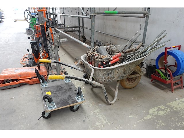 Kruiwagen met inhoud + 2x kar - afbeelding 2 van  3