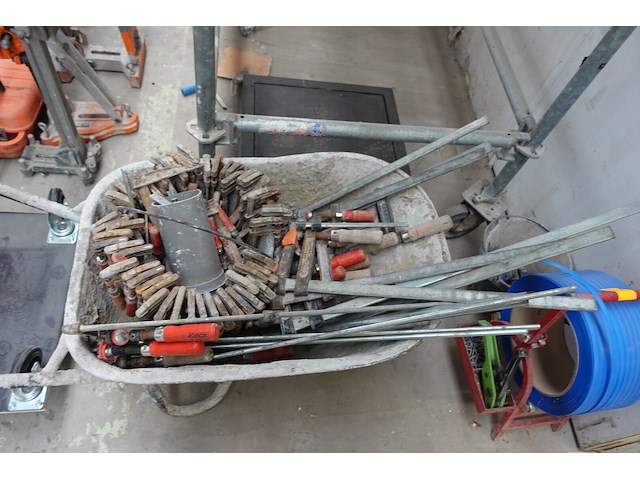 Kruiwagen met inhoud + 2x kar - afbeelding 3 van  3