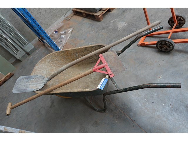 Kruiwagen met spade - afbeelding 1 van  4