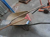 Kruiwagen met spade - afbeelding 1 van  4