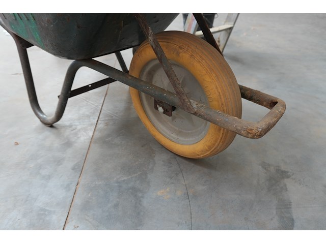 Kruiwagen met spade - afbeelding 2 van  4