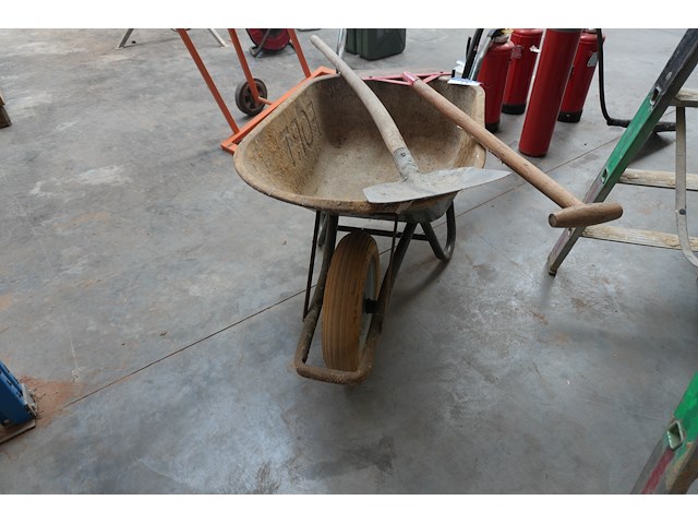 Kruiwagen met spade - afbeelding 3 van  4