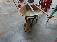 Kruiwagen met spade - afbeelding 3 van  4