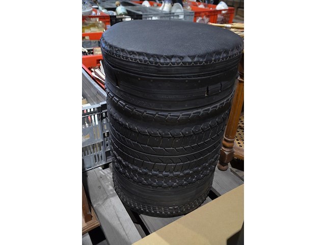 Kruk gemaakt van banden - afbeelding 1 van  2