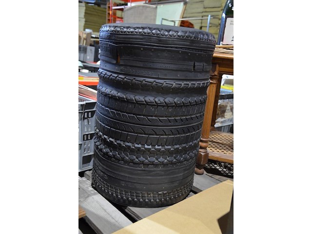 Kruk gemaakt van banden - afbeelding 2 van  2