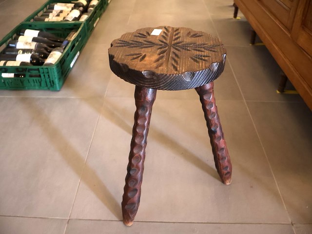 Kruk met houtsnijwerk - afbeelding 1 van  3