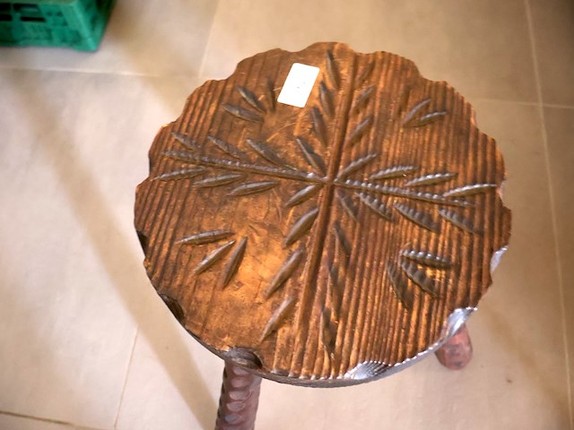 Kruk met houtsnijwerk - afbeelding 2 van  3