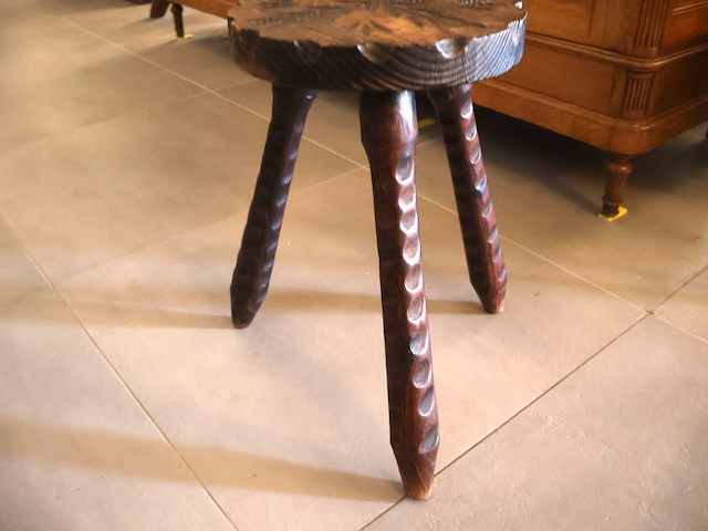 Kruk met houtsnijwerk - afbeelding 3 van  3