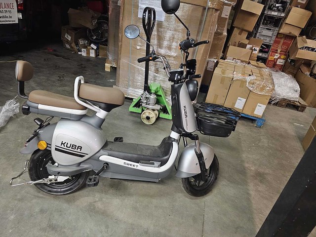 Kuba - elektrische scooter - afbeelding 1 van  6