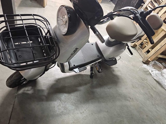 Kuba - elektrische scooter - afbeelding 4 van  6