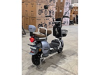 Kuba - sweet - elektrische scooter - brommer - afbeelding 2 van  3