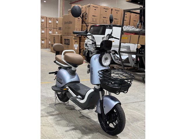 Kuba - sweet - elektrische scooter - brommer - afbeelding 3 van  3