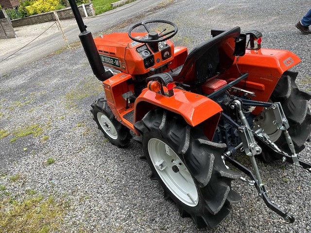 Kubota b1502 4wd landbouwtractor - afbeelding 11 van  16