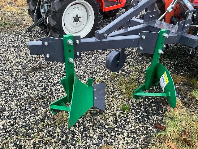 Kubota b1502-m met ploeg - afbeelding 18 van  18