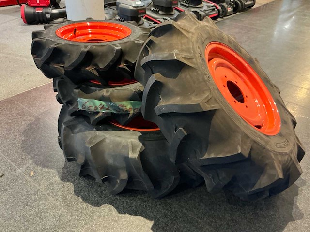 Kubota band, wiel en velg - afbeelding 1 van  5