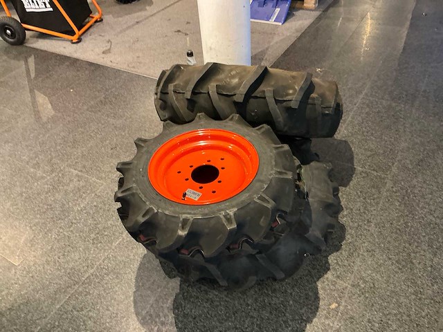 Kubota band, wiel en velg - afbeelding 2 van  5