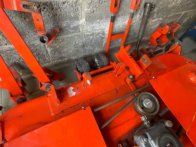 Kubota buikmaaidek diverse bosbouw- en tuingereedschappen - afbeelding 5 van  6