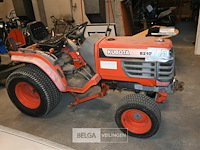 Kubota landbouwtrekker - afbeelding 11 van  18