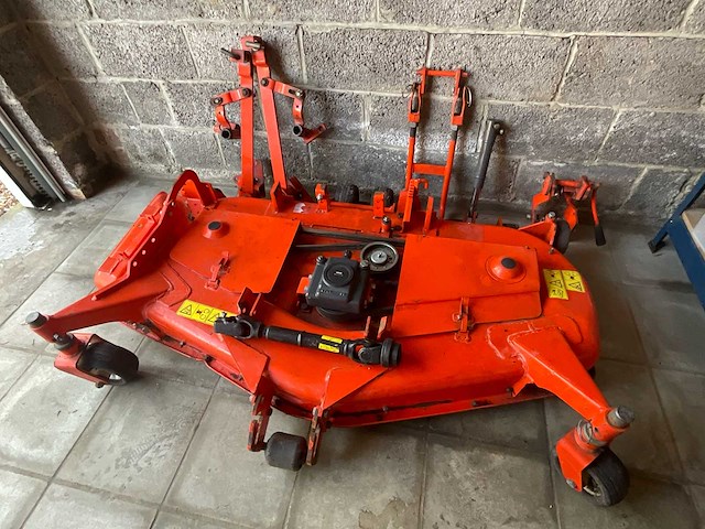 Kubota maaidek diverse bosbouw- en tuingereedschap - afbeelding 2 van  6