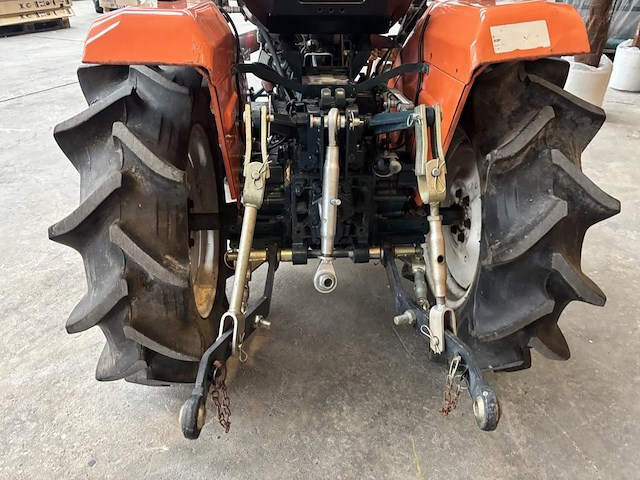 Kubota tractor met voorlader - afbeelding 7 van  19