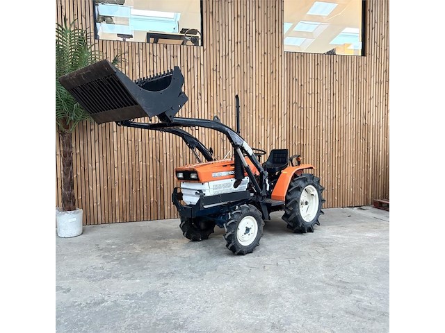 Kubota tractor met voorlader - afbeelding 1 van  19