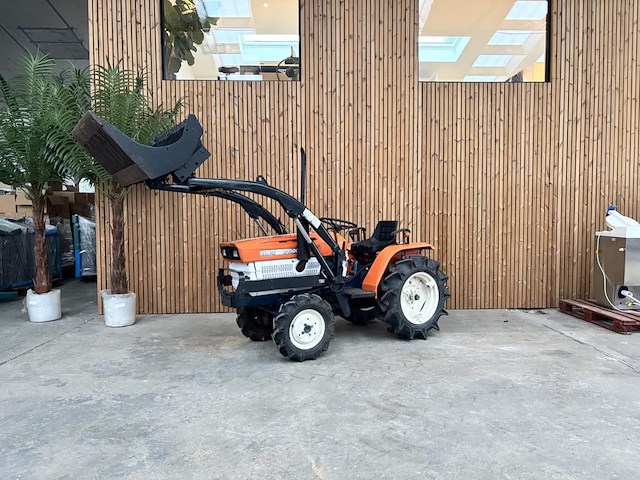 Kubota tractor met voorlader - afbeelding 12 van  19