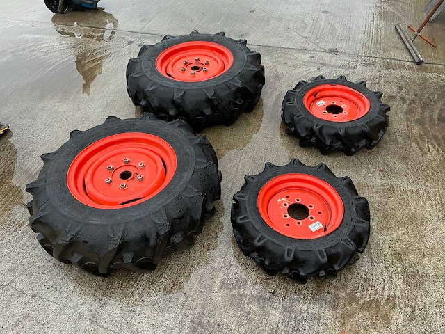 Kubota tractorbanden (4x) - afbeelding 1 van  7
