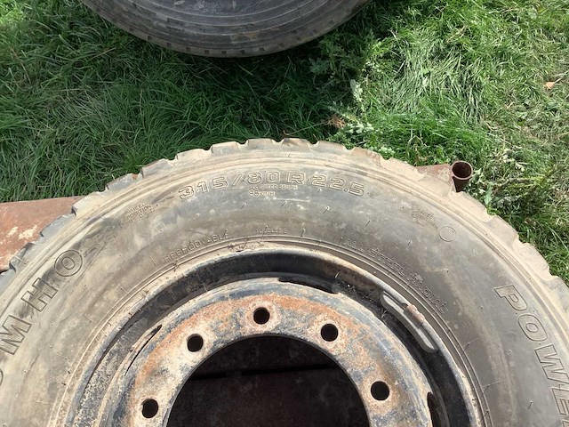 Kumho vrachtwagenband 315/80r22.5 - afbeelding 3 van  4