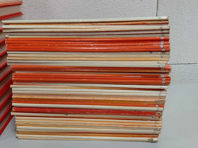 Kunst - opslagruimte – glaswerk, verzamelobjecten, strips, decoratie en diverse voorwerpen - afbeelding 3 van  4