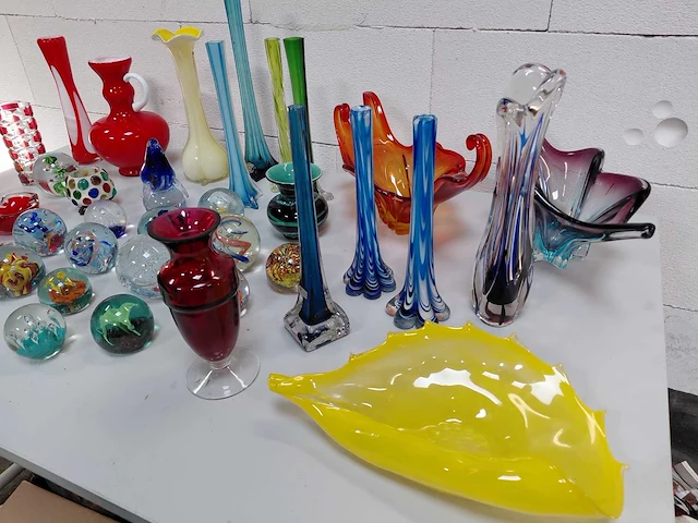 Kunst - opslagruimte – glaswerk, verzamelobjecten, strips, decoratie en diverse voorwerpen - afbeelding 21 van  23