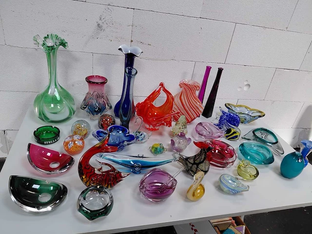 Kunst - opslagruimte – glaswerk, verzamelobjecten, strips, decoratie en diverse voorwerpen - afbeelding 22 van  23