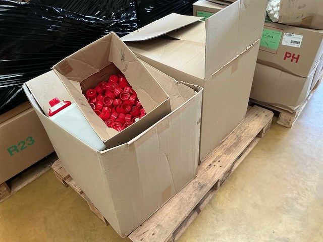 Kunstof fles met dop - afbeelding 1 van  3