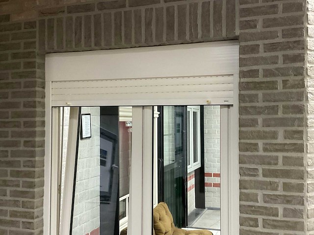 Kunststof draai/kiepraam met rolluik - afbeelding 1 van  2