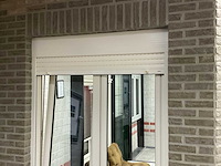Kunststof draai/kiepraam met rolluik - afbeelding 1 van  2
