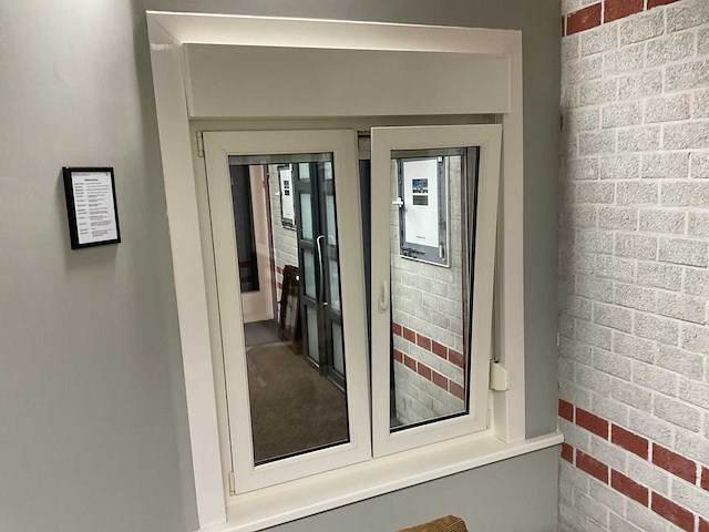 Kunststof draai/kiepraam met rolluik - afbeelding 1 van  2